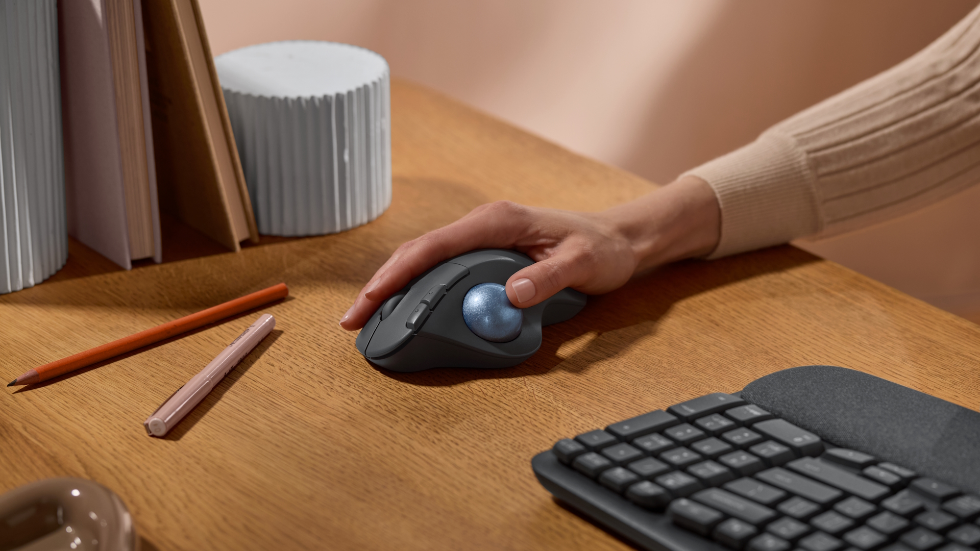 Ranne rennommaksi retrorullalla – arvostelussa Logitech ERGO 575S