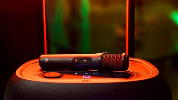 JBL tuo tekoälyn karaokeen – EasySing Mics vaimentaa lauluraidan nappia painamalla