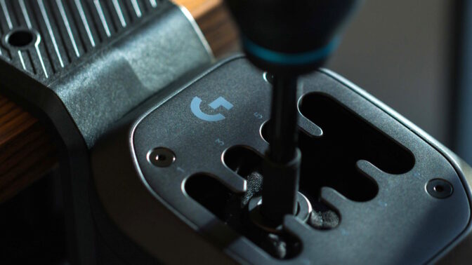 Ajosimulaatiot uudelle tasolle – Logitechin RS H-Shifter tuo käsivaihteiden aidon tuntuman